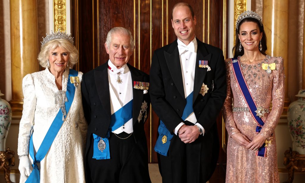 Los Príncipes de Gales, junto a los reyes Carlos y Camilla en una noche de gala tras el revuelo por el último libro sobre los Sussex