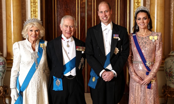 Los Reyes y los príncipes de Gales en la recepción con el cuerpo diplomático