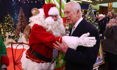 No te pierdas el simpatiquísimo momento en el que Carlos III se encuentra con Papá Noel