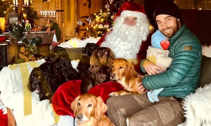 James Middleton con su hijo, sus mascotas y Papá Noel
