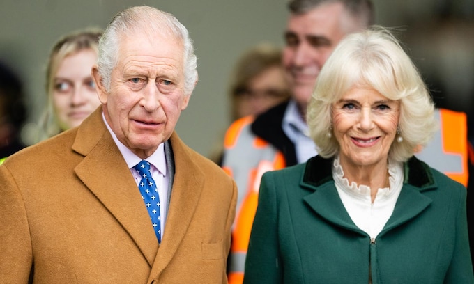 Carlos III junto a la reina Camilla