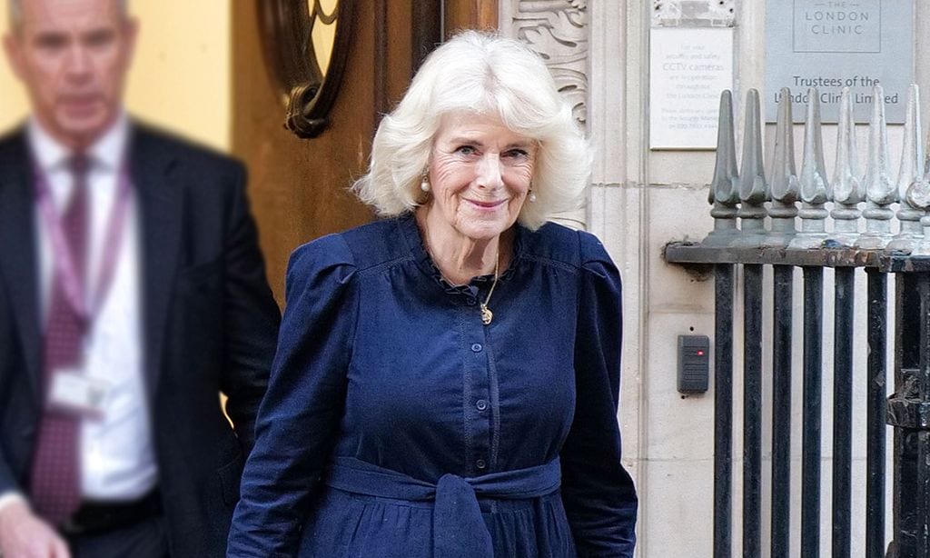 Primeras imágenes de la reina Camilla saliendo del hospital en el que está ingresado Carlos III