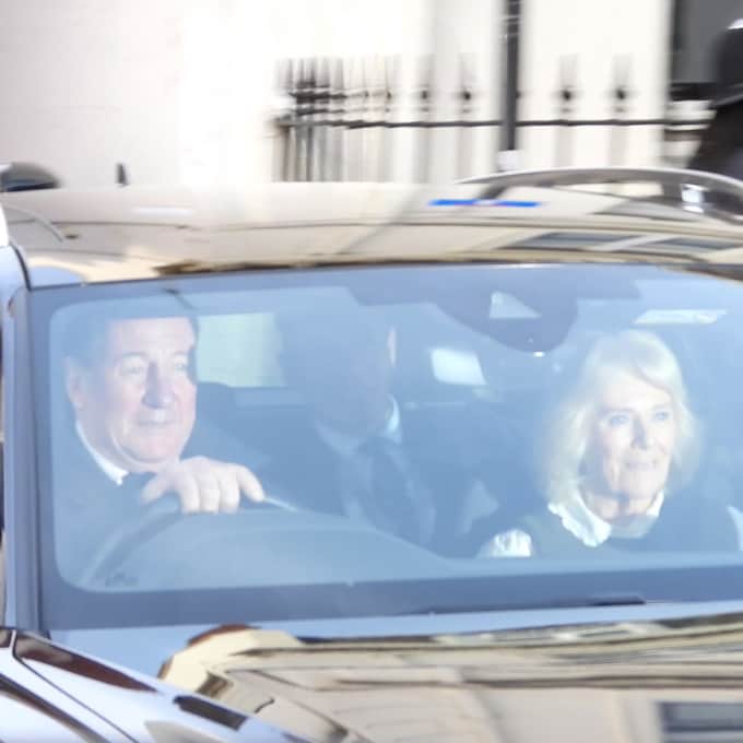La reina Camilla no se separa de Carlos III tras ser operado con éxito de la próstata