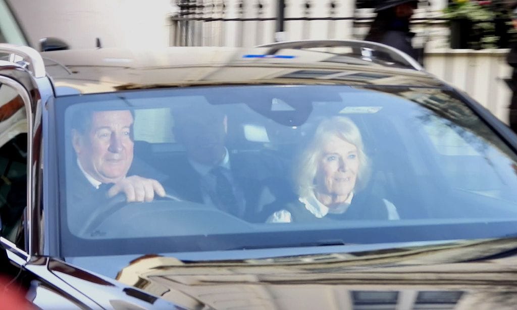 La reina Camilla no se separa de Carlos III tras ser operado con éxito de la próstata