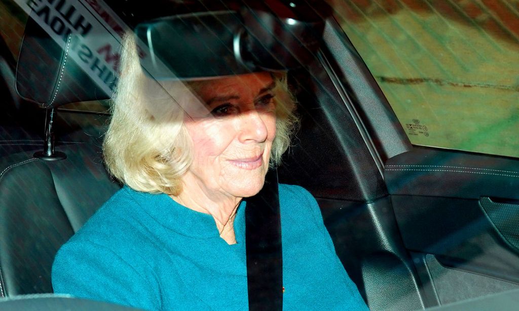 Carlos III pasa su tercer día en el hospital con el apoyo de la reina Camilla y podría estar de baja al menos un mes