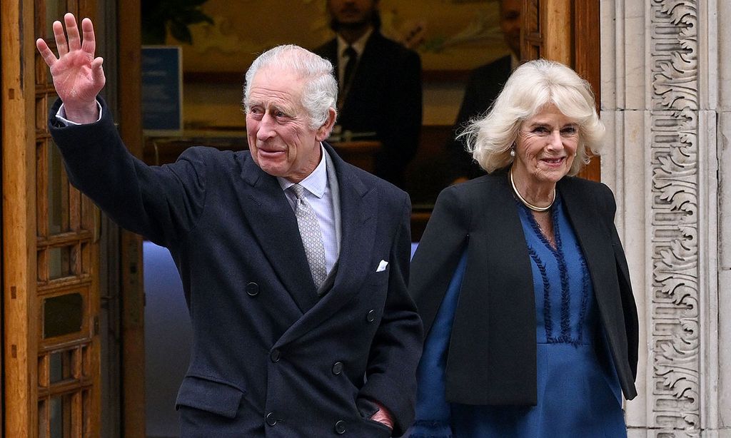 Carlos III abandona el hospital tres días después de su operación sonriente y acompañado de la reina Camilla