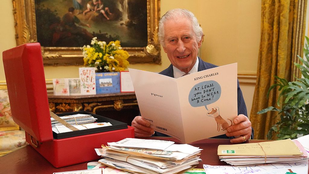 La emoción de Carlos III leyendo las cartas de sus compatriotas que lo animan durante su enfermedad