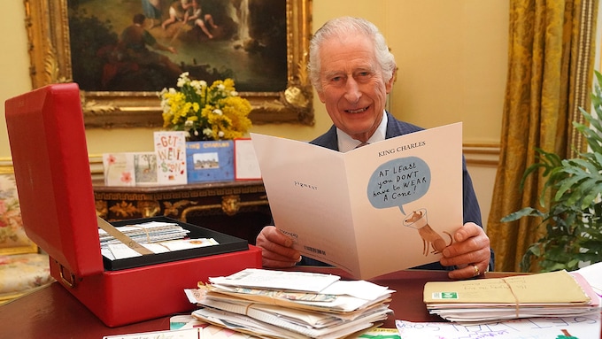 La emoción de Carlos III leyendo las cartas de sus compatriotas que lo animan durante su enfermedad