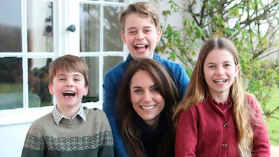 La princesa de Gales reaparece con sus tres hijos después de su operación