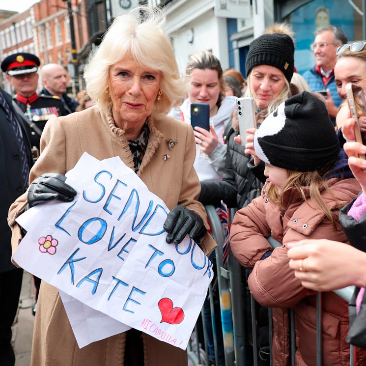 La reina Camilla recibe regalos para Kate Middleton y promete 'llevárselos con cuidado'
