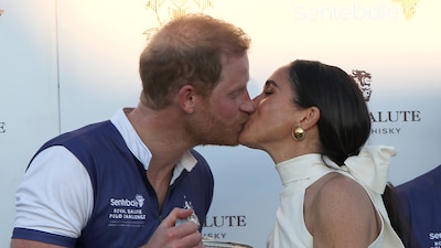 El beso de película de Harry y Meghan en su idílica reaparición, que contrasta con la difícil situación de la Familia real británica