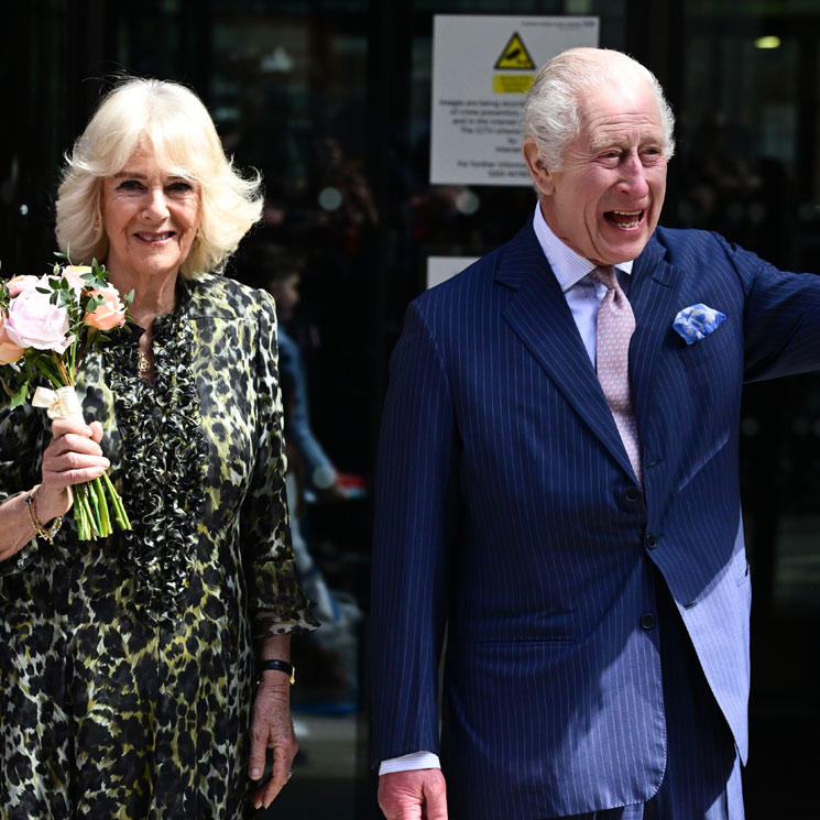 Carlos III regresa a la vida pública tras diagnosticarle cáncer con una visita a un centro oncológico junto a la reina Camilla 