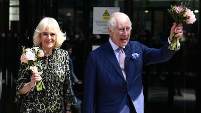 Carlos III regresa a la vida pública tras diagnosticarle cáncer con una visita a un centro oncológico junto a la reina Camilla