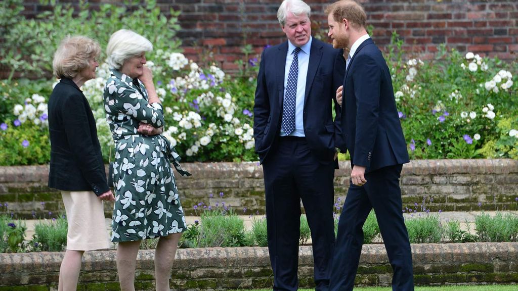 El príncipe Harry con sus tíos