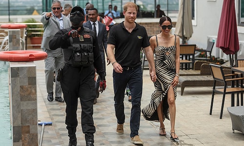 Los duques de Sussex visitan a militares heridos en el segundo día de su gira por Nigeria