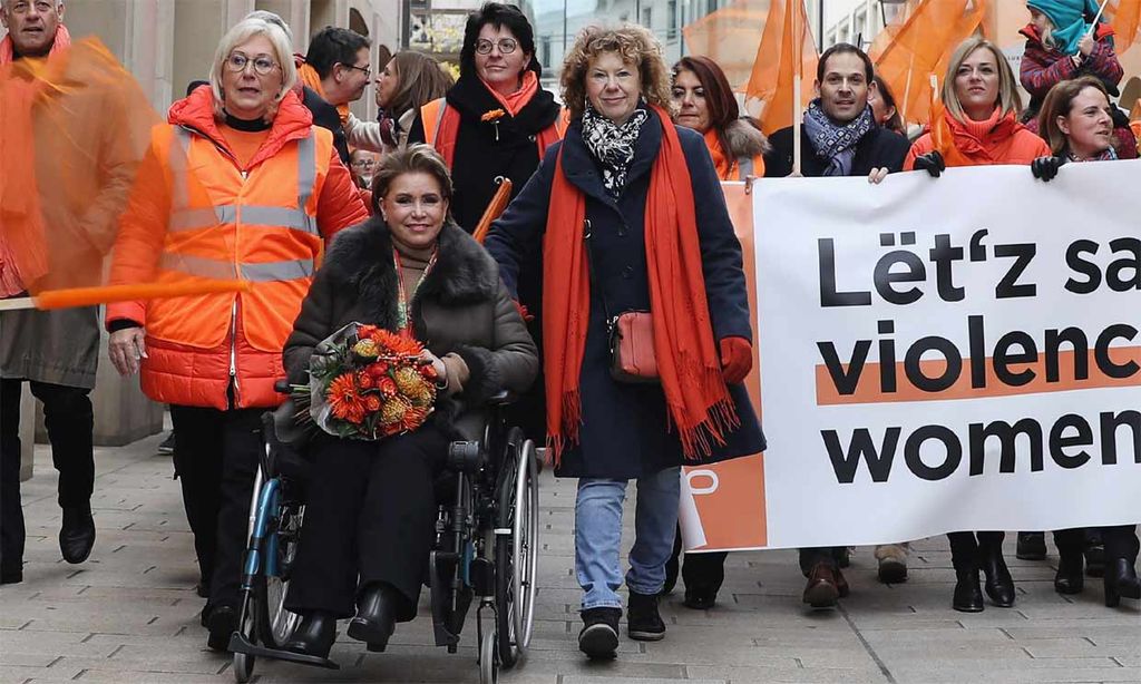 En silla de ruedas, con o sin muletas, María Teresa de Luxemburgo no abandona su agenda