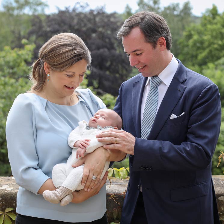 Con sus felices padres y ante un antepasado, los nuevos retratos de Charles de Luxemburgo