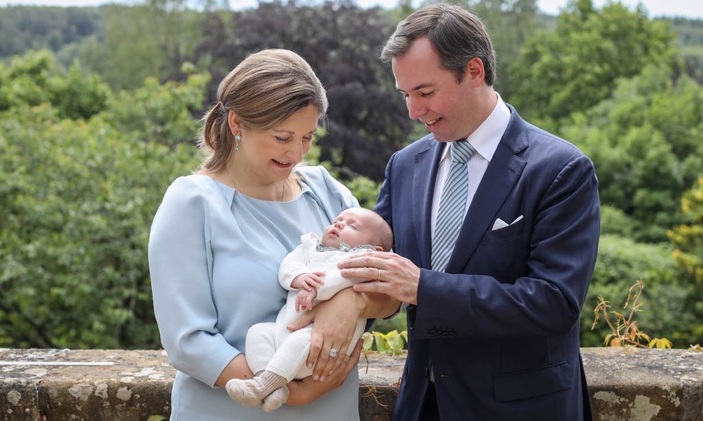 Con sus felices padres y ante un antepasado, los nuevos retratos de Charles de Luxemburgo
