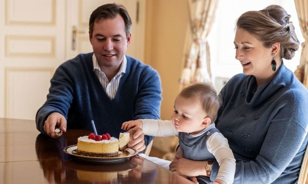 El adorable vídeo de Charles de Luxemburgo celebrando su cumpleaños ¡y relamiéndose con la tarta!