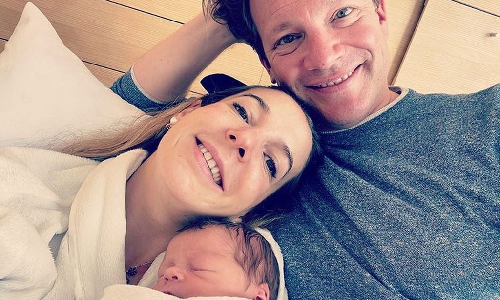 Tessy de Luxemburgo junto a su marido,  Frank Floessel y su bebé 