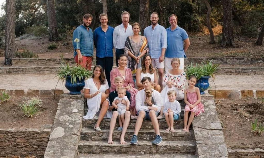 La diversión del príncipe Charles en el mar, protagonista del reencuentro estival de los Nassau