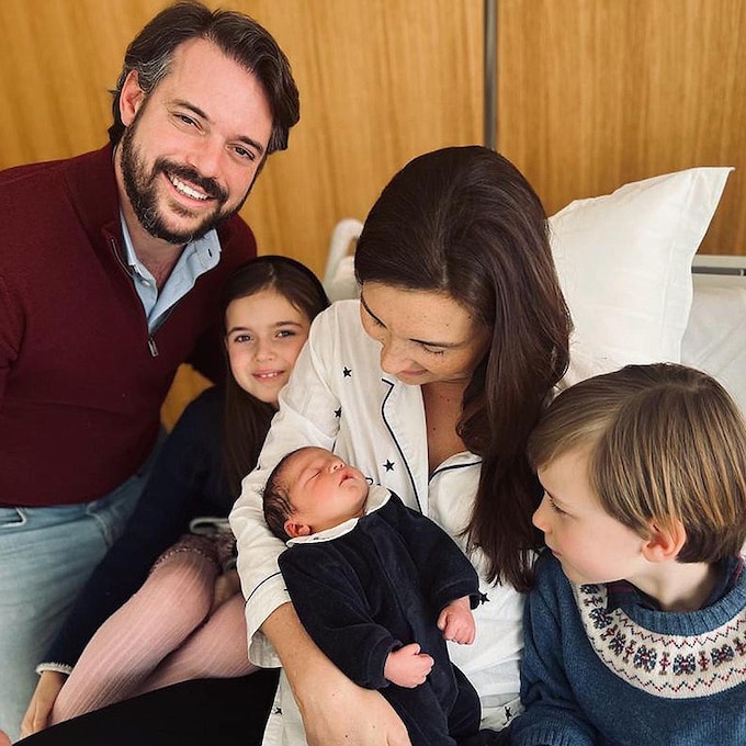 Félix y Claire de Luxemburgo presentan a su bebé desde la habitación del hospital y rodeados de toda la familia