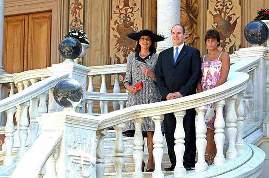Alberto II, rodeado de su familia, entronizado como nuevo soberano de Mónaco