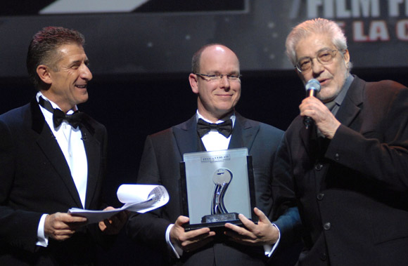 El príncipe Alberto entrega a Ornella Muti un premio en el Festival de la Comedia de Mónaco