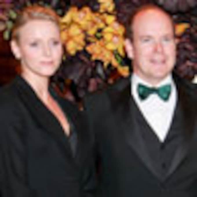 El príncipe Alberto y Charlene Wittstock asisten a una gala benéfica en Montecarlo