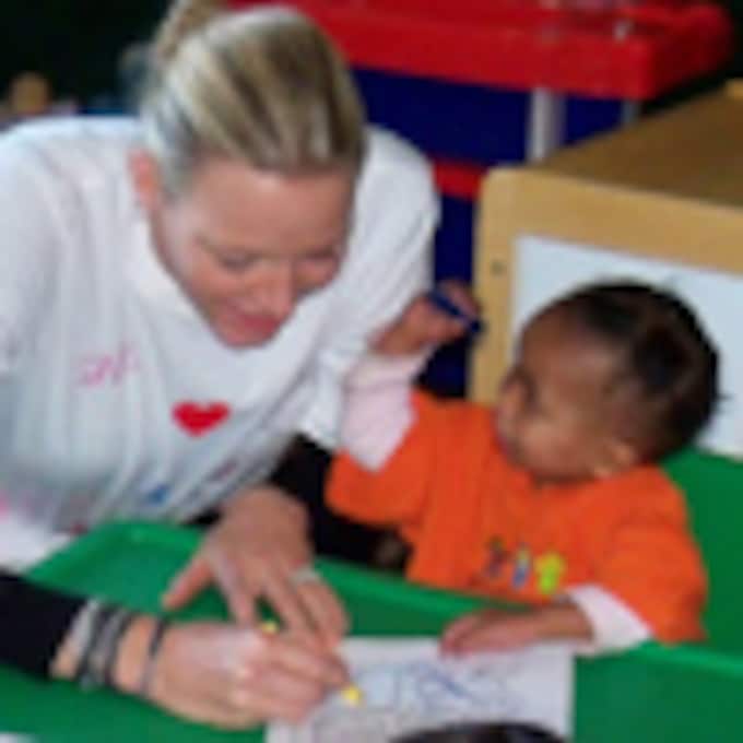Charlene comienza su nueva vida como princesa de Mónaco visitando una escuela infantil en Sudáfrica