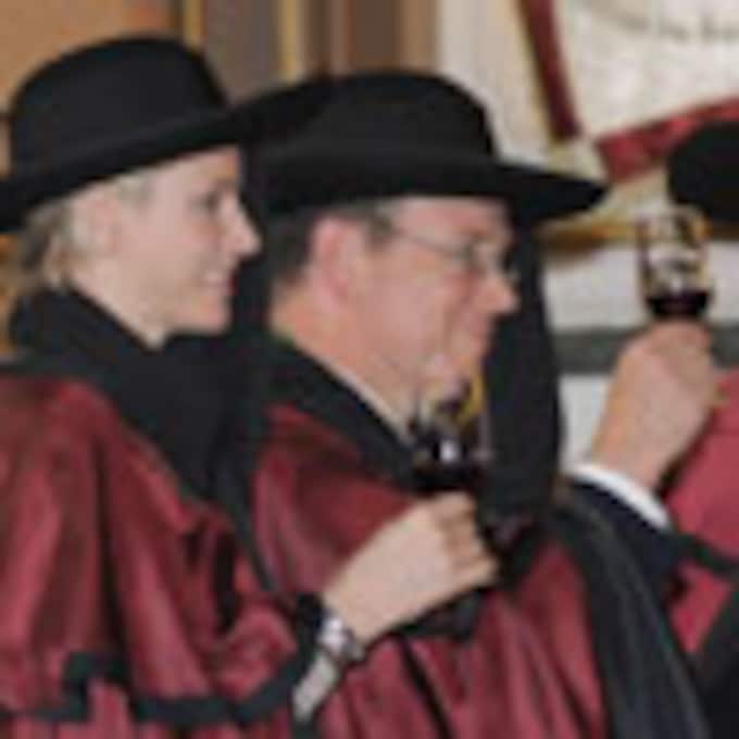 Alberto y Charlene de Mónaco cambian sus mejores galas por el uniforme de la Hermandad del Vino de Oporto