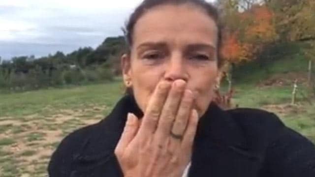 Estefanía de Mónaco nos lanza un beso en un 'vídeo-selfie' por una buena causa