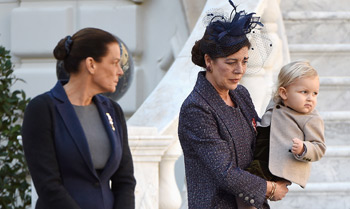 Día Nacional de Mónaco con aroma de bebés: Sasha Casiraghi se presenta a los monegascos de la mano de su abuela