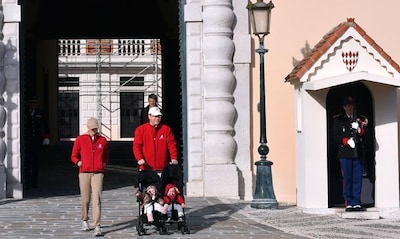 Los príncipes Alberto y Charlene recorren con sus hijos las calles de Mónaco