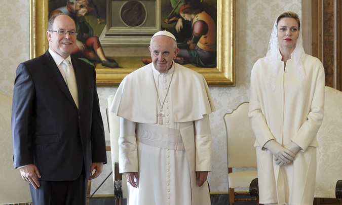 El simpático regalo del Papa para los mellizos de Alberto y Charlene de Mónaco 