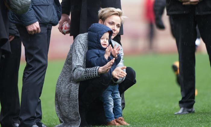 Charlene de Mónaco lleva a su hijo Jacques a su primer partido de rugby
