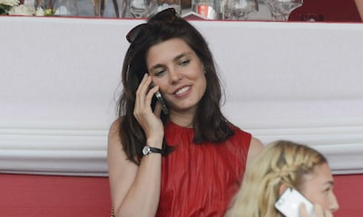 Esa sonrisa la delata... ¿con quién habla Carlota Casiraghi por teléfono?