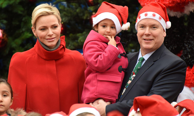 Alberto y Charlene de Mónaco, los perfectos ayudantes de Papá Noel por un día