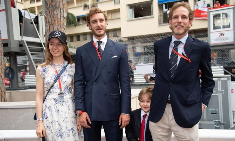 Andrea Casiraghi se lleva a su hijo Sasha a las carreras