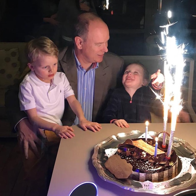 Alberto de Mónaco sopla 61 velas con una celebración de cumpleaños íntima y dos simpáticos ayudantes 