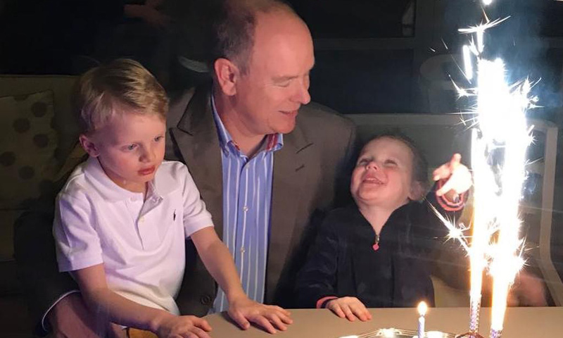 Alberto de Mónaco sopla 61 velas con una celebración de cumpleaños íntima y dos simpáticos ayudantes