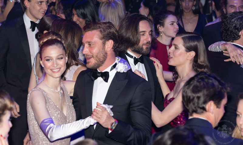 Los gestos románticos, el ritmo de los Grimaldi y el tributo a Lagerfeld: anécdotas del Baile de la Rosa