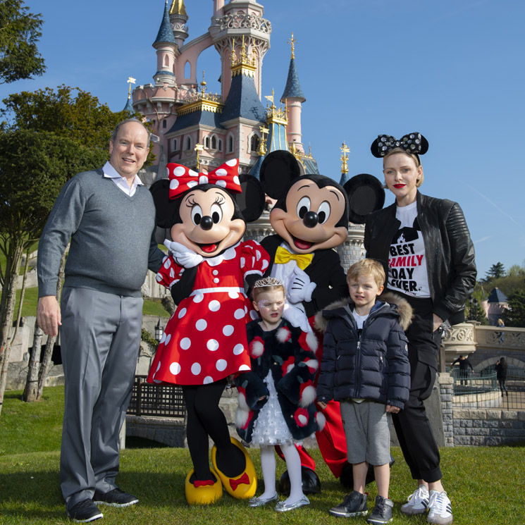 Alberto y Charlene de Mónaco y sus mellizos, viaje de cuento a Disneyland Paris