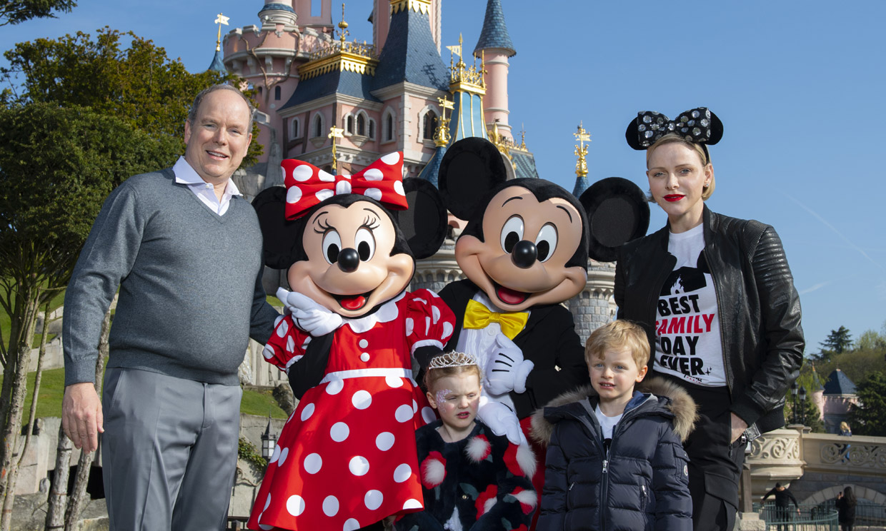 Alberto y Charlene de Mónaco y sus mellizos, viaje de cuento a Disneyland Paris