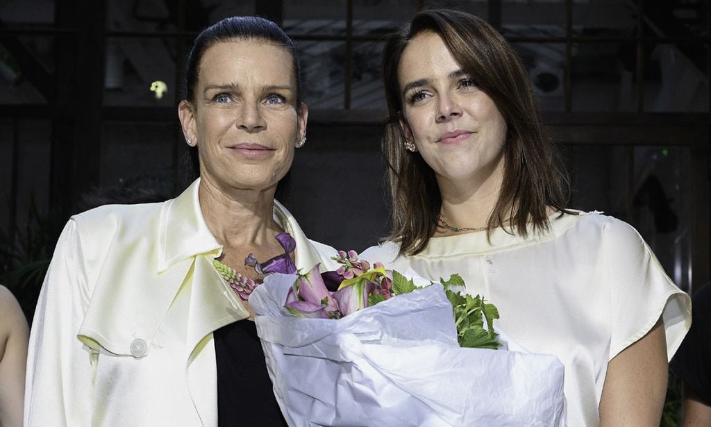 Pauline Ducruet presenta su primera colección y reúne a sus padres