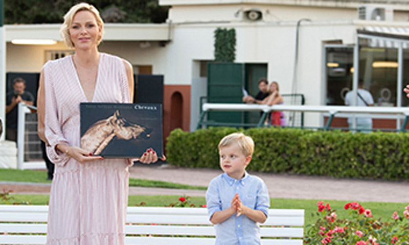 Charlene de Mónaco y su hijo Jacques, protagonistas de una carrera de caballos solidaria