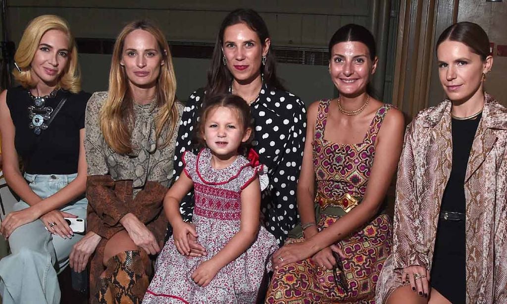 Rodeada de 'it girls' y con moda española: India Casiraghi asiste a su primer desfile