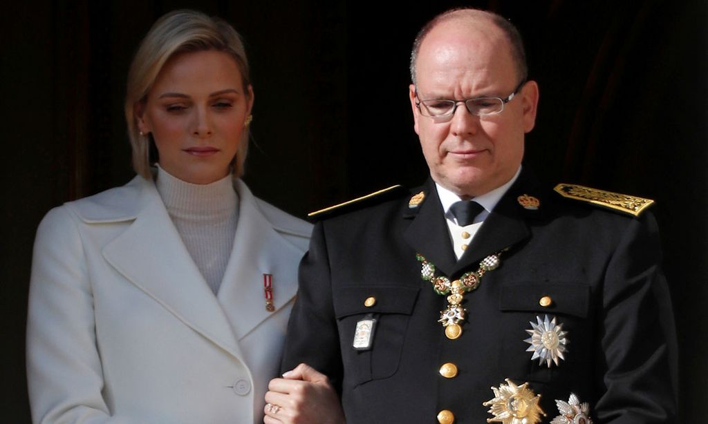 Alberto de Mónaco se emociona y es reconfortado por Charlene durante el homenaje a su madre, Grace Kelly