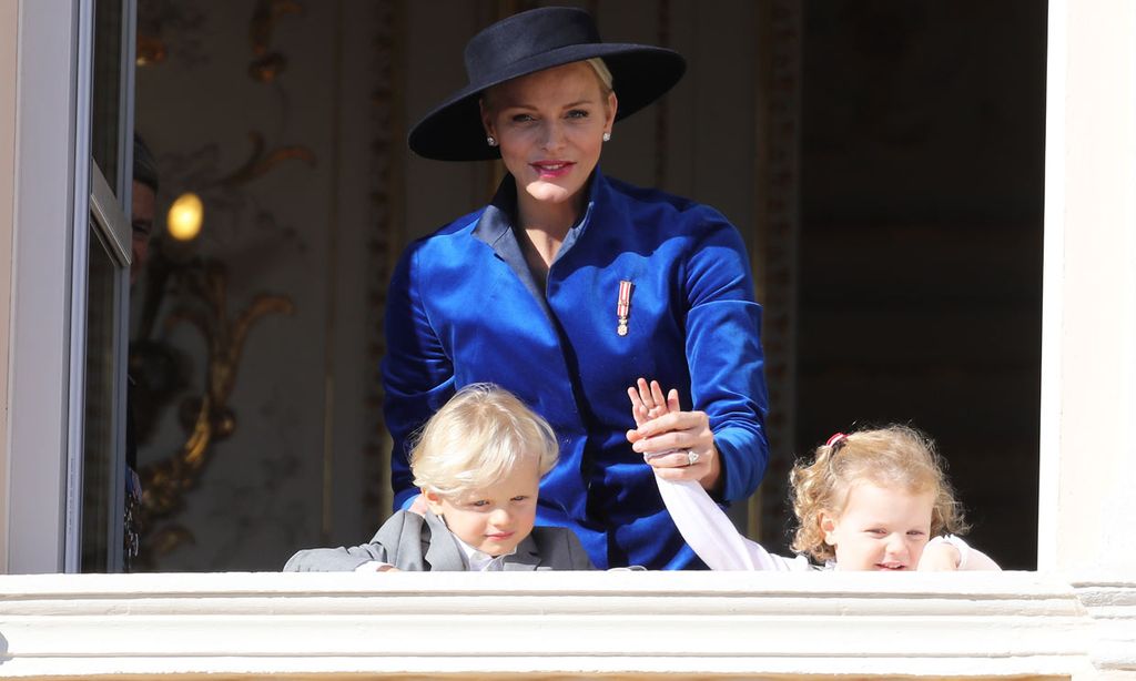 ¿En qué idioma hablan? ¿Quién les lleva al colegio? Charlene de Mónaco cuenta su día a día como madre