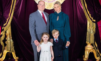 El curioso significado que esconde la nueva foto familiar de Alberto de Mónaco y la princesa Charlene